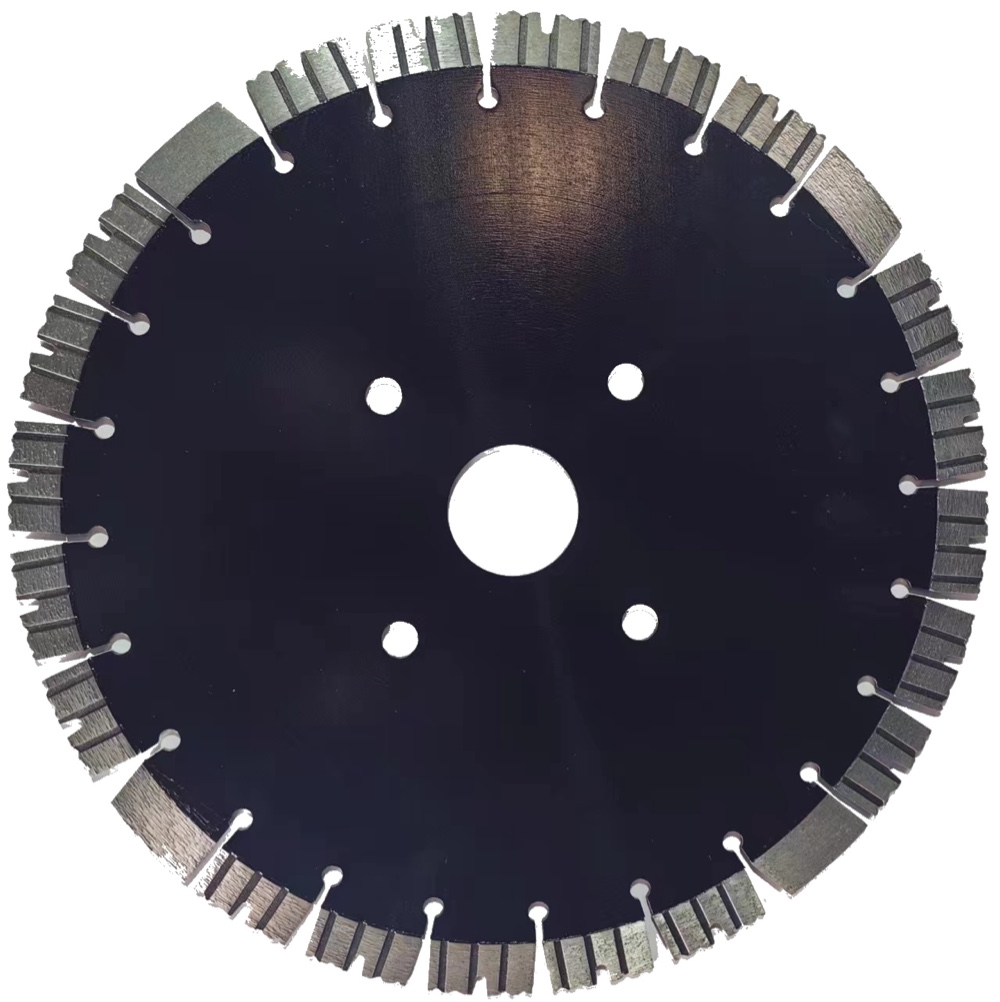 Concrete cutting saw blade